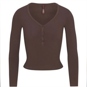 NWT SKIMS NEW VINTAGE LONG SLEEVE CROPPED HENLEY IN COCOA